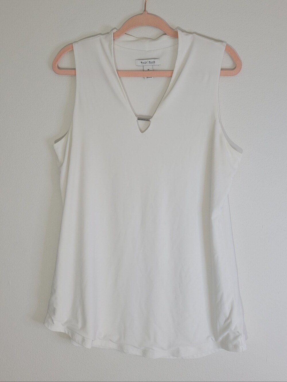 White House Women Size M Vince Camuto White Sleeveless V-Neck Top